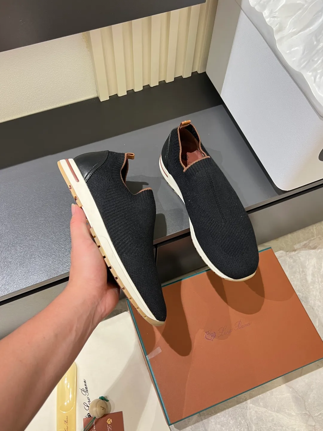 Men's Men's Shoes 💰p380 Loro Men's Shoes 💰piana/Noyo Piana 360 L Men's Shoes 💰p Flexy Walk Men's Sports Shoes These sports shoes are made of knitted wool uppers, and the heel is wrapped in smooth calf leather. Merino sheep are selected from Australia and New Zealand. The upper is machine-woven like a sweater, and then equipped with a white rubber outsole and a Kummel-colored sole. It is both beautiful and non-slip. The fabric is 100% cashmere and the insole is calf leather. It is super comfortable on the feet! Comes with full original packaging! Multiple colors available! Size: 38-44 (45 customized)